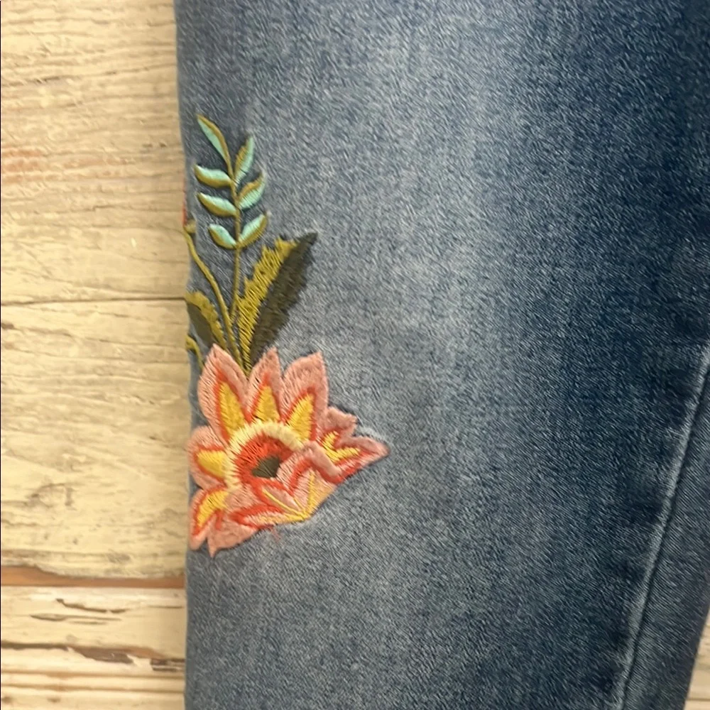 Old Navy Women's Blue Embroidered Jeans - Picture 4 of 6